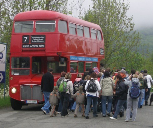 Nástup do double-decker autobusu v roce 2010
